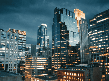 Nettbank-app for pengeoverføringer og analyse av forhandlere