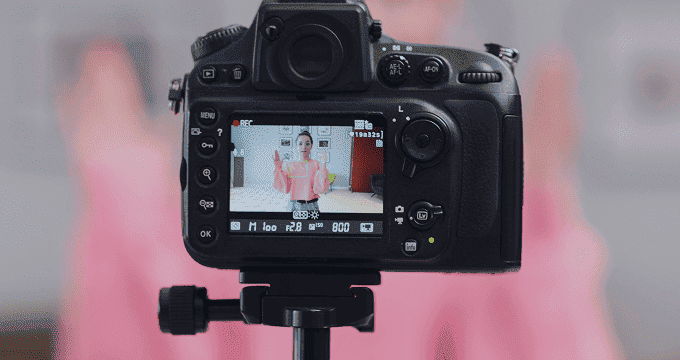 Content creator recorded on a smart DSLR with live AI framing and cloud streaming integration