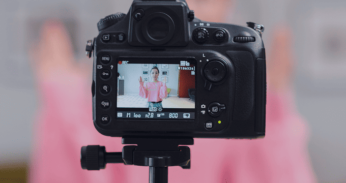 Content creator recorded on a smart DSLR with live AI framing and cloud streaming integration